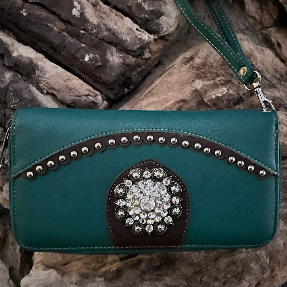 NWOT Beautiful teal wristlet